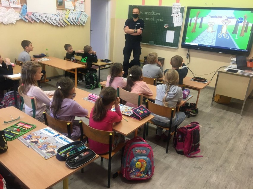 Policjanci z powiatu kwidzyńskiego spotykają się z dziećmi i...