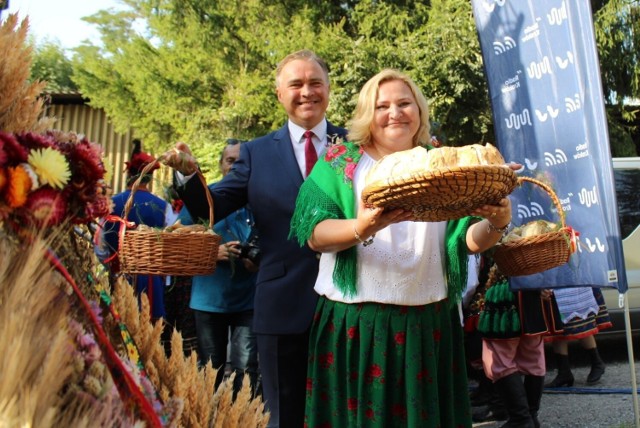 Prof. Agnieszka Filipiak-Florkiewicz, prorektor Uniwersytetu Rolniczego w Krakowie i Marek Jamborski, wójt gminy Kocmyrzów-Luborzyca