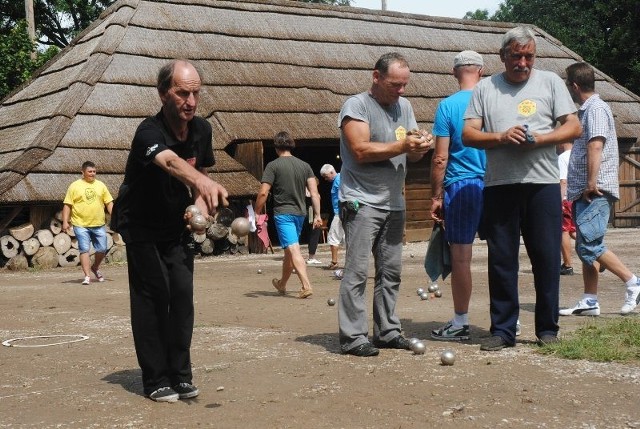 Turniej boule w Cichowie, rozgrywki zorganizowano w skansenie filmowym Soplicowo