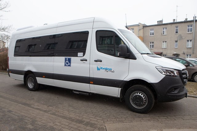 Nowy bus ma 19 miejsc i przystosowany jest do przewozu osób niepełnosprawnych na wózkach inwalidzkich
