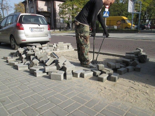 ZDM Poznań: Na Kasprzaka wybudowali chodnik, a teraz go rozbierają