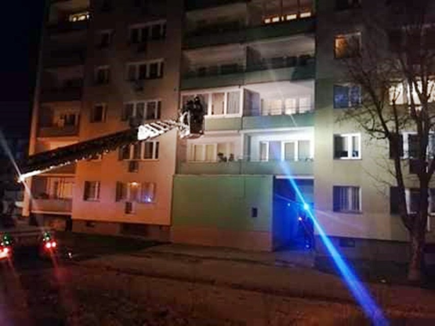 Os. Zachód. Strażacy wchodzili przez balkon do mieszkania na VII piętrze