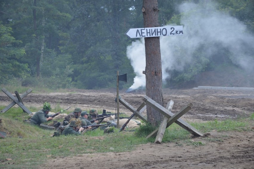 Inscenizacja historyczna bitwy pod Lenino w Dąbrówce [ZDJĘCIA]