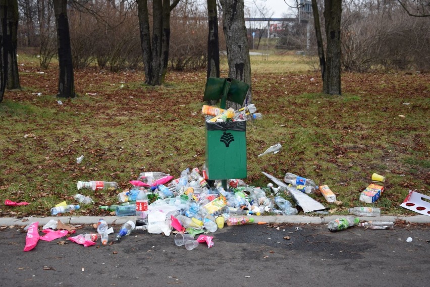 Tak wygląda teren przy Stadionie Śląskim po Sylwestrze z...