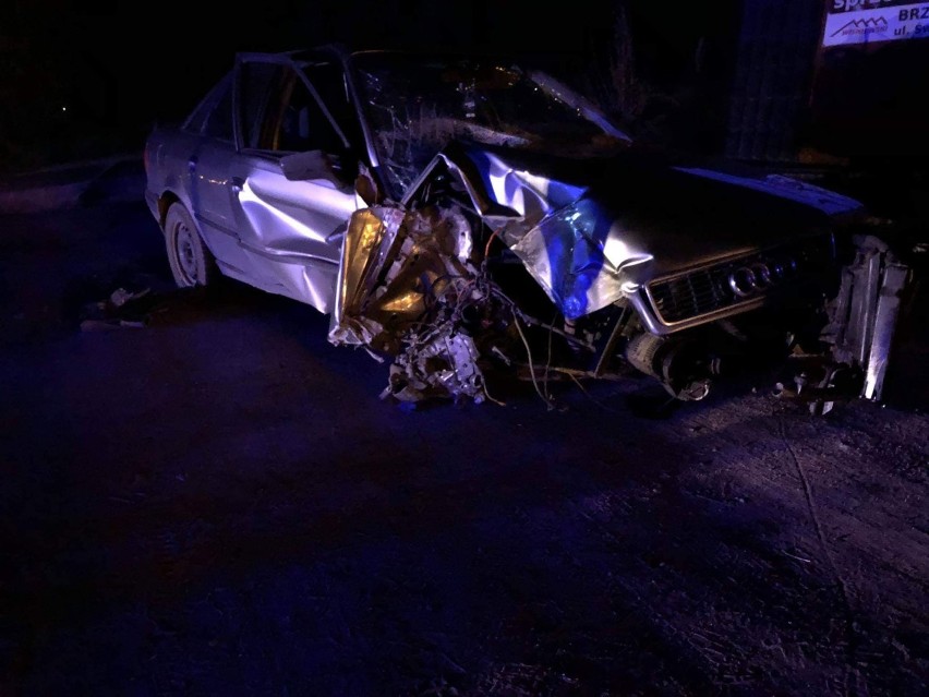 Wypadek na drodze Włocławek - Brześć Kujawski. Audi uderzyło w betonowy słup [zdjęcia]
