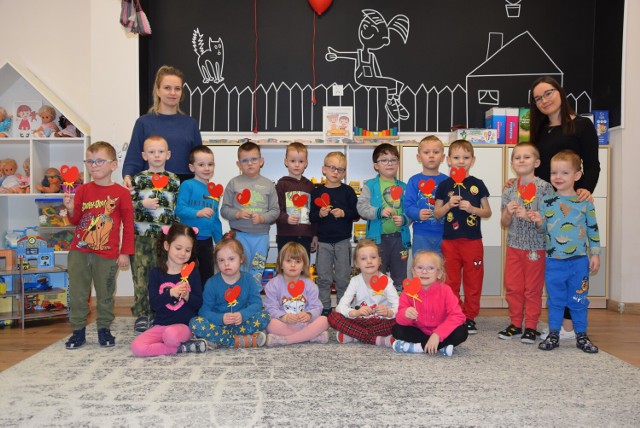 5-latki z Przedszkola nr 8 w Suwałkach trzymają w rączkach serduszka, które podarują swoim dziadkom