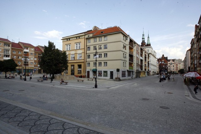 Legnicki Rynek przyciąga zakochanych w różnym wieku