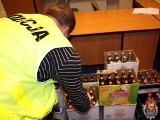 Impreza na Mokotowie: alkohol sprzedawany bez koncesji, muzyka bez licencji i nakrotyki