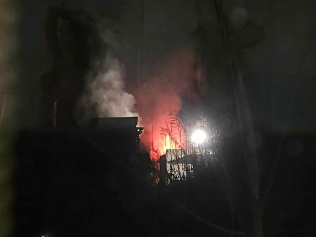 Pożar w Bielsku-Białej. Płonie suszarnia drzewa. Strażacy walczą w ogniem