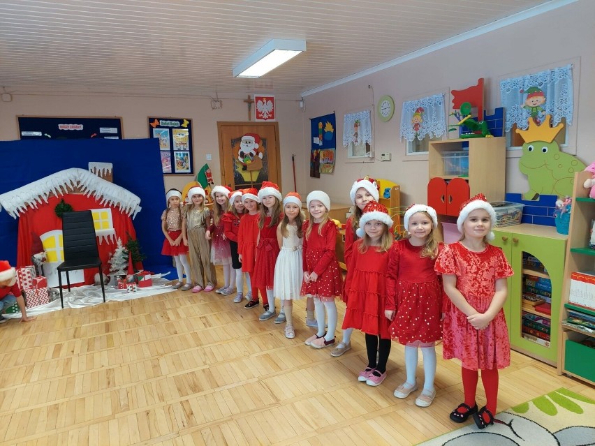 Wizyta Świętego Mikołaja w Przedszkolu numer 1 w Jędrzejowie. Były smakołyki i dobra zabawa