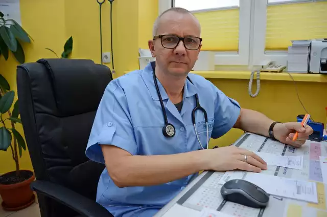 Krzysztof Zochniak z przychodni „Puls” przyznaje, że musiał przepisać pacjentów na kolejny dzień