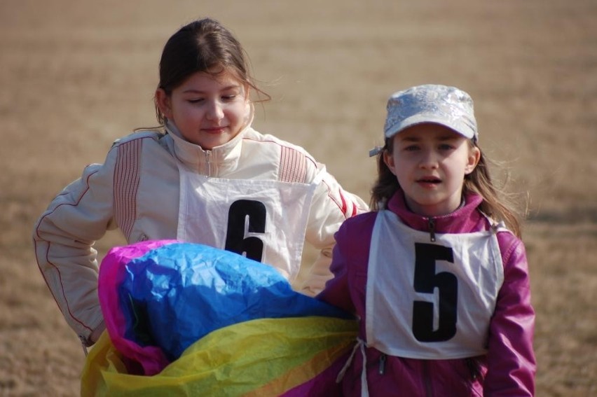 Uczniowie ze Stobiecka Szlacheckiego na zawodach modeli balonów w Rudnikach
