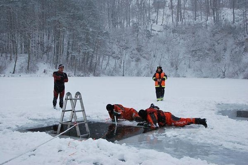 Ćwiczenia w ratownictwie na lodzie. Potem było morsowanie w przeręblu