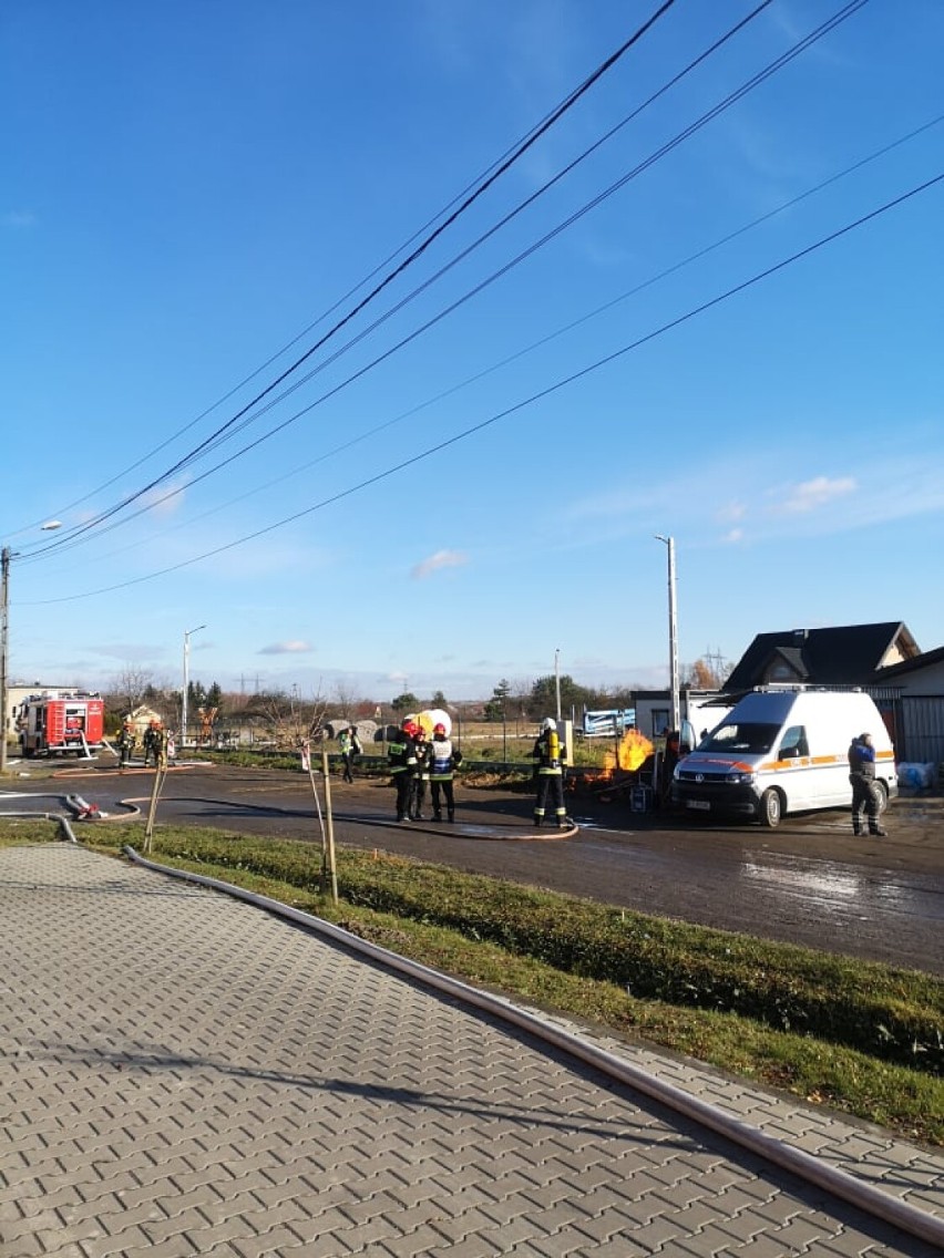 Pożar gazociągu koło Tarnowa. Straż pożarna ewakuowała mieszkańców kilku domów w Łęgu Tarnowskim [ZDJĘCIA]