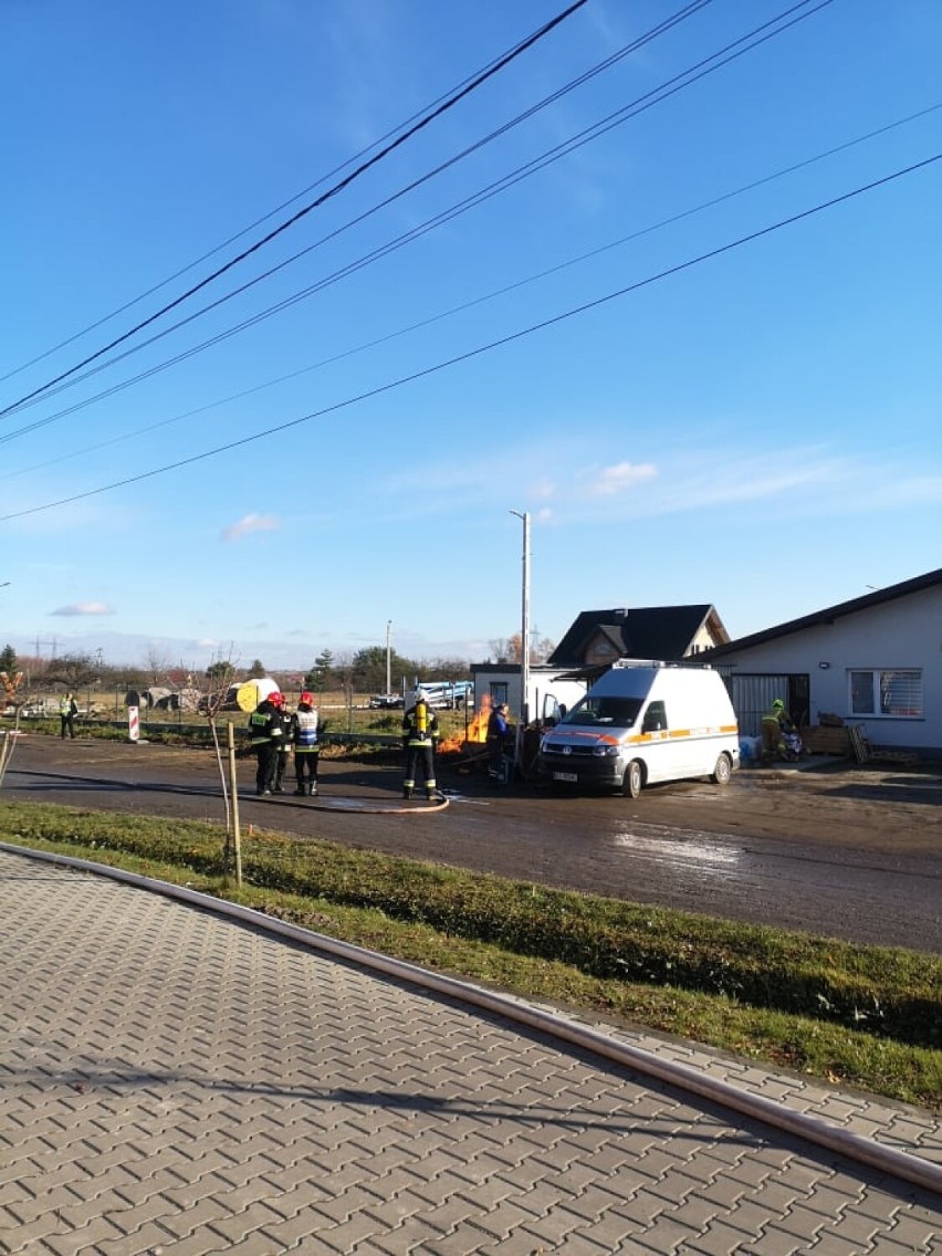 Pożar gazociągu koło Tarnowa. Straż pożarna ewakuowała mieszkańców kilku domów w Łęgu Tarnowskim [ZDJĘCIA]