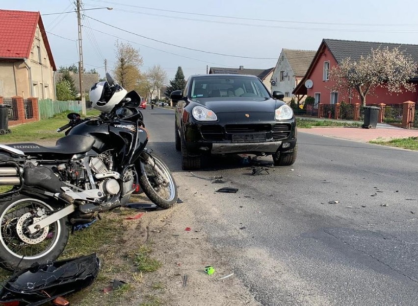 Wypadek w Błotach, motocyklista trafił do szpitala.