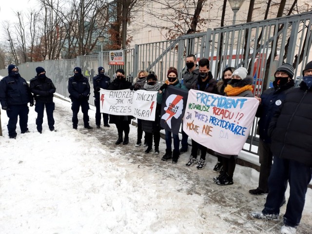 Prezydenta Andrzeja Dudę przywitała w Radomiu garstka zwolenników Strajku Kobiet.