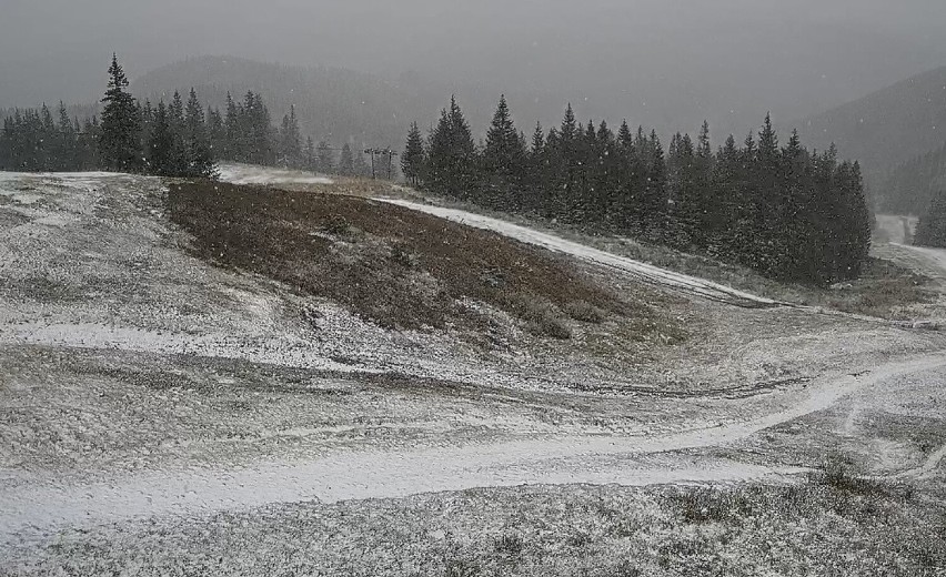 Trudne warunki turystyczne w Beskidach. Pojawiły się pierwsze opady śniegu