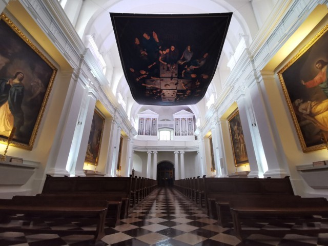 Dzieło tarnowskiego artysty, w postaci wielkoformatowego wydruku, została zawieszone pod sufitem bazyliki. Kompozycja z perspektywą z lotu ptaka oglądana jest patrząc na nią z dołu do góry