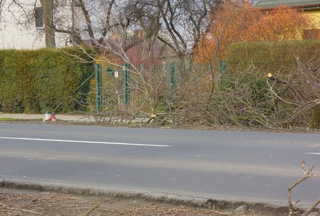 Tu doszło do tragicznego wypadku w Kalinowcach. Na miejscu palą się znicze