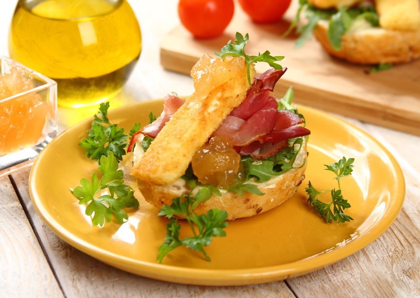 Kanapki z szynka Schwarzwald i smażonym serem pleśniowym