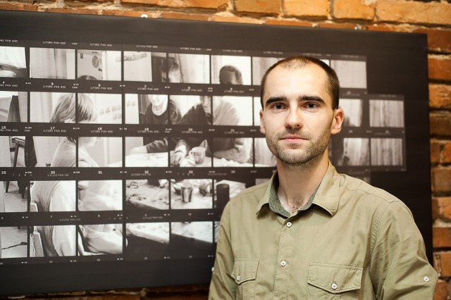 Bartłomiej Duś studiuje fotografię na poznańskiej ASP. W kawiarni "Chwila Zapomnienia" prezentuje swoje prace