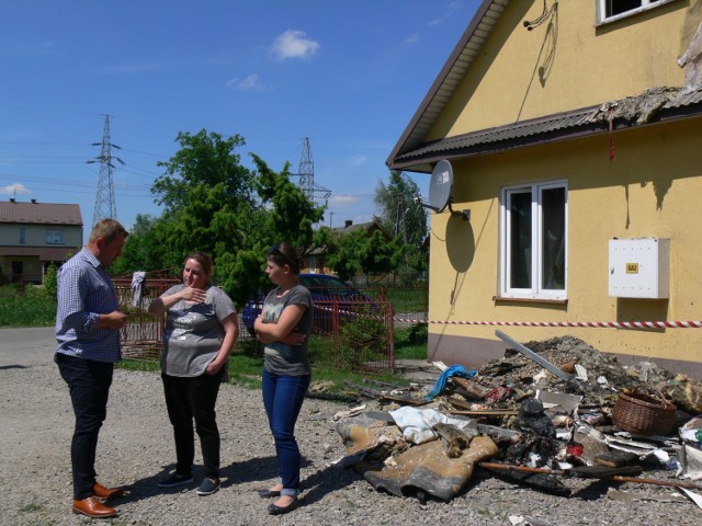 W stałym kontakcie z panią Renatą (w środku) jest Jerzy Paw, dyrektor Zespołu Szkolno - Przedszkolnego w Trześni, który bardzo wspiera rodzinę.