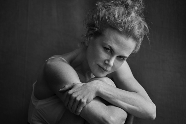 Nicole Kidman

Kalendarz Pirelli na 2017 rok został zaprezentowany w Paryżu we wtorek, 29 listopada. Peter Lindbergh, czyli fotograf, którego zdjęcia pojawiają się w kalendarzu nadał mu tytuł "Emocjonalny". Chciał w ten sposób podkreślić, że ideą stojącą za jego zdjęciami było "stworzenie kalendarza nie wokół idealnego ciała, lecz wrażliwości i emocji, rozebranie aż do samej duszy modelek, które w ten sposób stają się bardziej nagie niż wówczas gdy są rozebrane". W większości aktorki zostały sfotografowane tak, jakby właśnie wstały z łóżka. Są np. w piżamie, bez makijażu, z nieuczesanymi włosami.