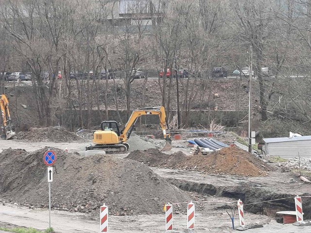 Trwa remont parkingu przy urzędzie miasta w Krynicy-Zdroju. Do tej pory parkowano tam "na dziko""