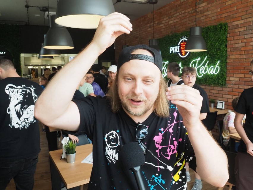 MrKryha pokazuje, jak polewać sosem serowym jego kebab