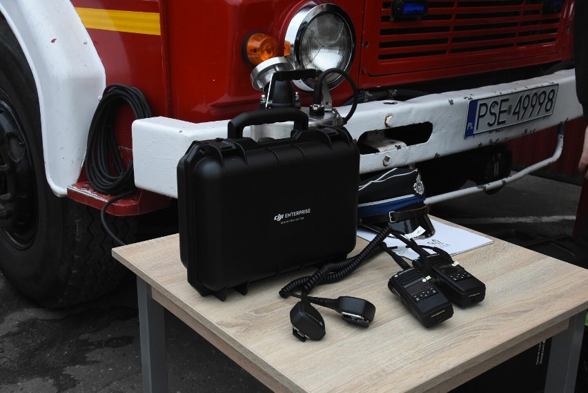 Nowy sprzęt dla Ochotniczej Straży Pożarnej w Śremie. Druhowie śremskiej jednostki otrzymali m.in. nowego drona i quada [zdjęcia]