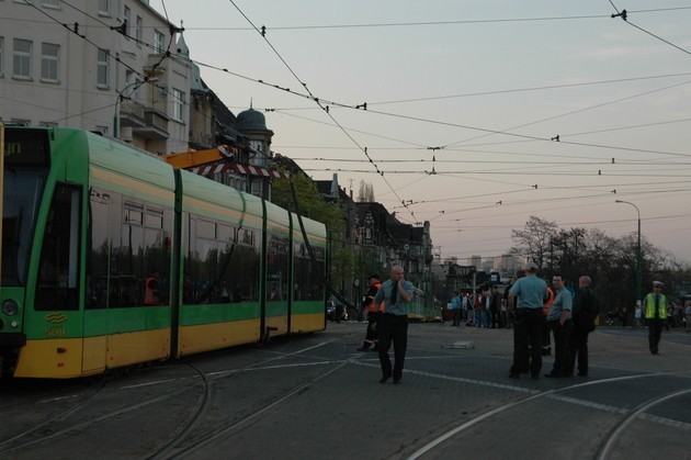 Wykolejony tramwaj blokował dojazd do centrum [WIDEO, ZDJĘCIA]