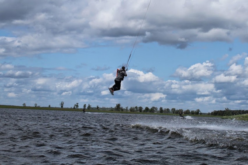 Miłośnicy kitesurfingu często odwiedzają zbiorniki...
