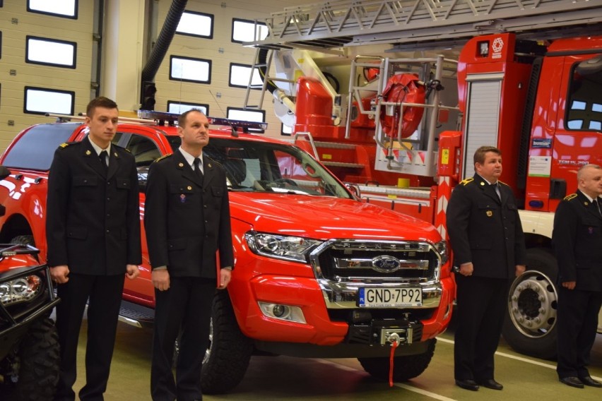 Nowy Dwór Gdański. Uroczystość przekazania specjalnych pojazdów ratowniczych i sprzętu dla Straży Pożarnej