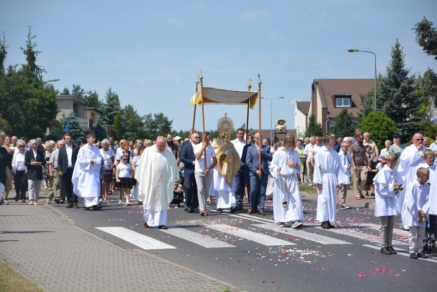 Piła.Ulicami osiedla Staszyce przeszła uroczysta procesja Bożego Ciała [ZDJĘCIA]