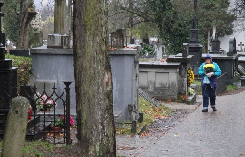 Pustki na cmentarzach w Kielcach. Przez orkan 
