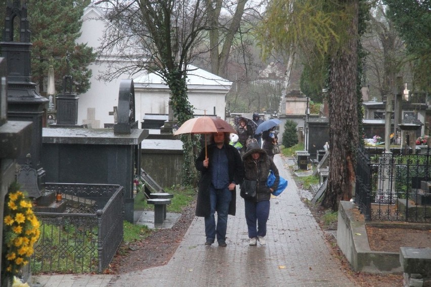 Pustki na cmentarzach w Kielcach. Przez orkan 
