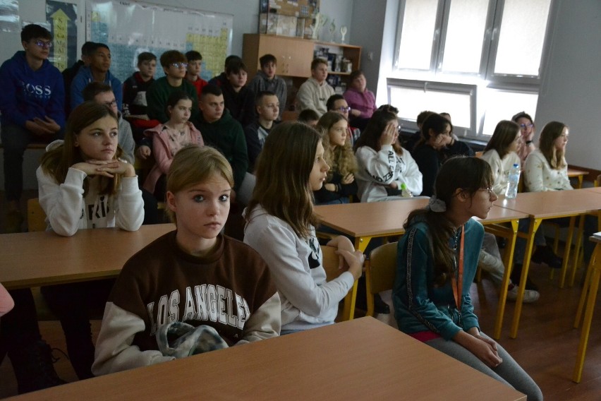 Dorota Łańcucka opowiedziała uczniom z lipnowskiej „Trójki” o Poli Negri [zdjęcia]