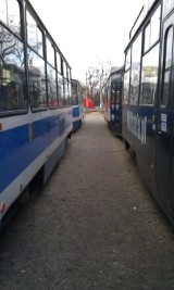 Pętla tramwajowa w Leśnicy gotowa, ale pasażerowie muszą skakać ze stopni tramwaju