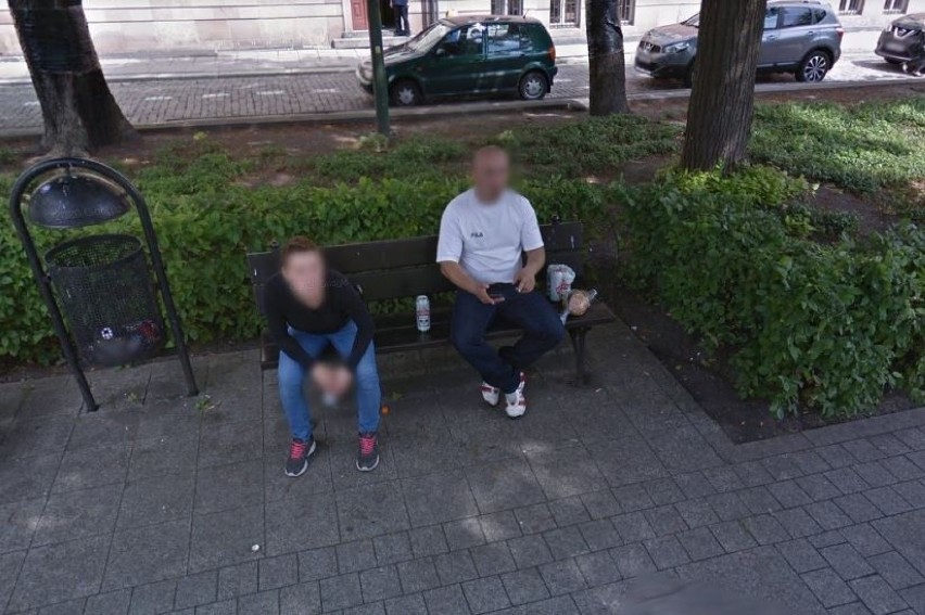 Opole w Google Street View. Na zdjęciu: Spożywanie alkoholu...