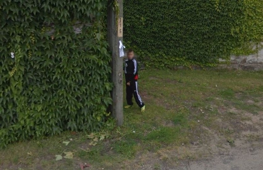 Opole w Google Street View. Na zdjęciu: Załatwianie potrzeb...