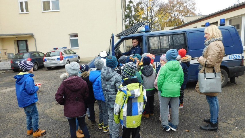 Uczniowie poznali zawód policjanta od kuchni