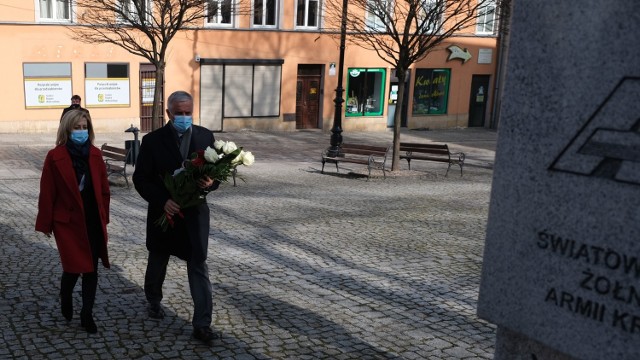Prezydent Roman Szełemej i jego z-ca Sylwia Bielawska składają kwiaty pod pomnikiem, by oddać cześć Żołnierzom Wyklętym