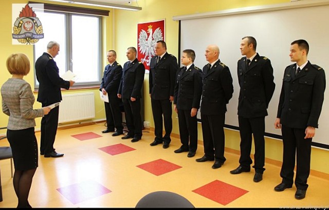 Dwóch funkcjonariuszy Państwowej Straży Pożarnej w Wałbrzychu uhonorowano z okazji jubileuszy pracy zawodowej, a pięciu strażaków awansowano na wyższe stanowiska służbowe