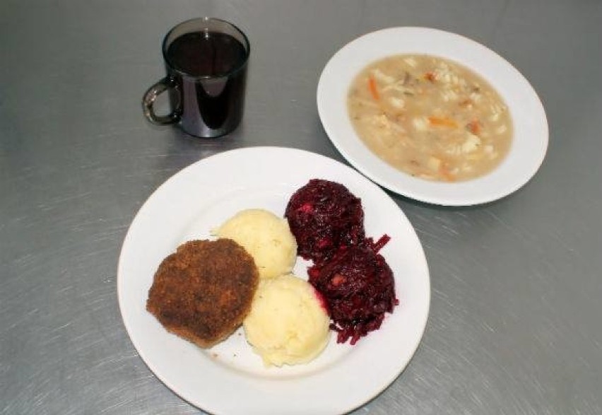 Obiad w Zakładzie Karnym w Łodzi: zupa jarzynowa, kotlet...