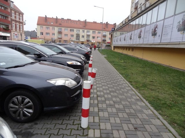 Oto pomysł! Zamiast do koszy na śmieci uczestnicy plenerowych biesiad wyrzucają odpady do słupków na parkingu.