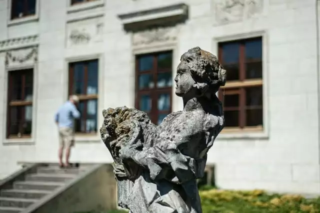 Zdjęcia pińczowskiego fotografa Michała Janysta zachwycają. Tutaj rzeźba przed Pałacem Wielopolskich w Pińczowie. Więcej na kolejnych slajdach.