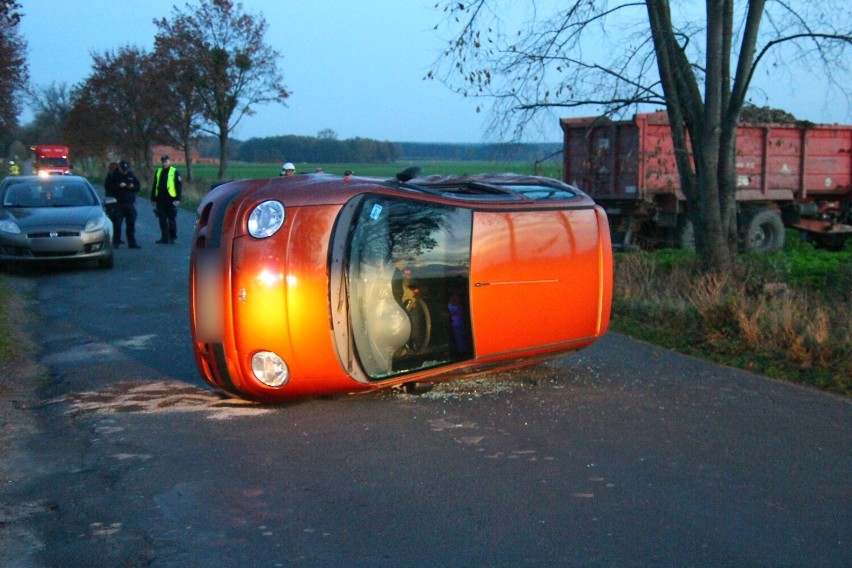 Zderzenie osobówki z ciągnikiem rolniczym na trasie Baszków-Zduny. Jedna osoba trafiła do szpitala [ZDJĘCIA]