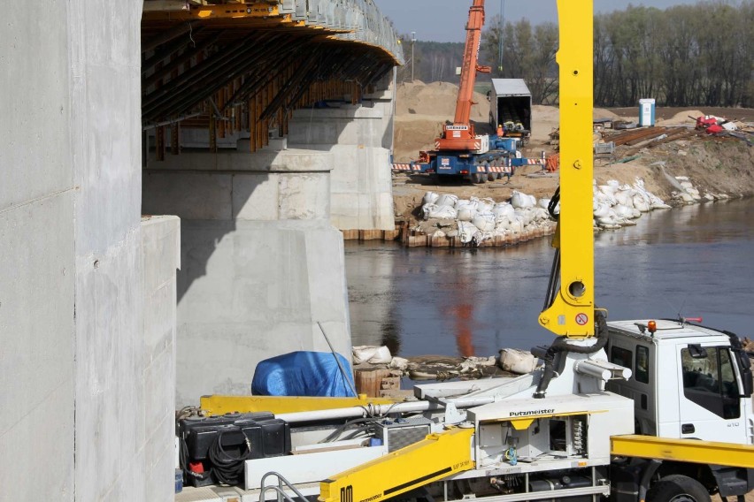 Trwa budowa nowego mostu w Międzychodzie (12 kwietnia...