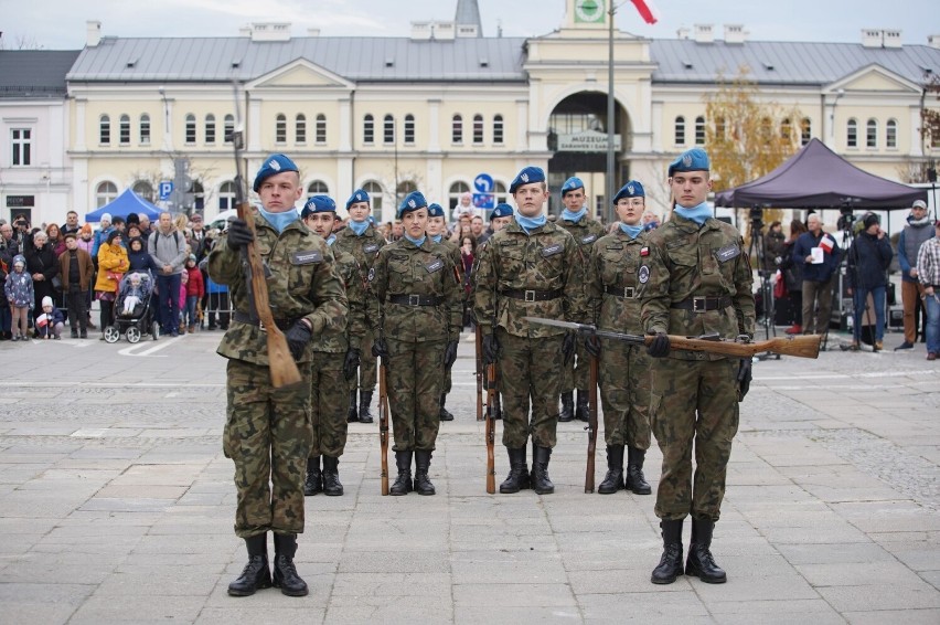 Widowiskowy pokaz musztry paradnej w wykonaniu kompanii reprezentacyjnej Technikum Zakładu Doskonalenia Zawodowego w Kielcach. Zobacz foto